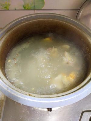 胡萝卜玉米排骨汤的做法 步骤4