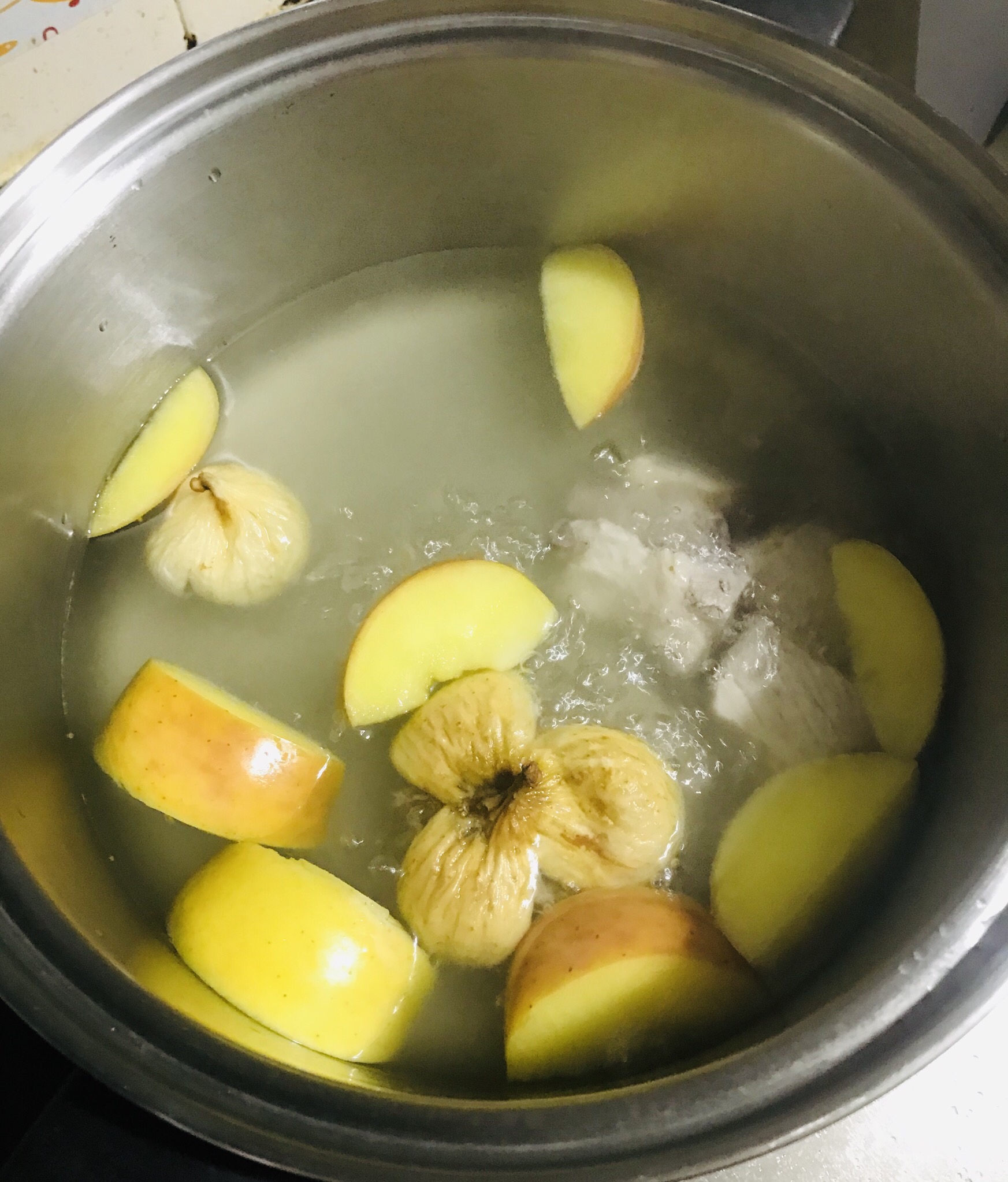 简易清润苹果瘦肉汤的做法 步骤1