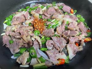 尖椒炒猪头肉的做法 步骤5