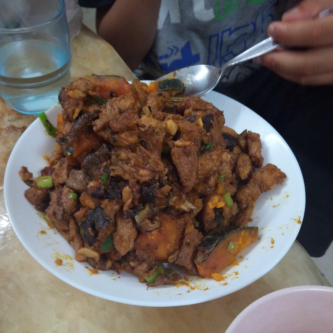南瓜鸡肉香菇焖饭