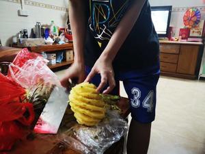 新手挑战一削菠萝皮的做法 步骤3