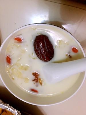 牛奶炖桃胶银耳皂角米的做法 步骤4