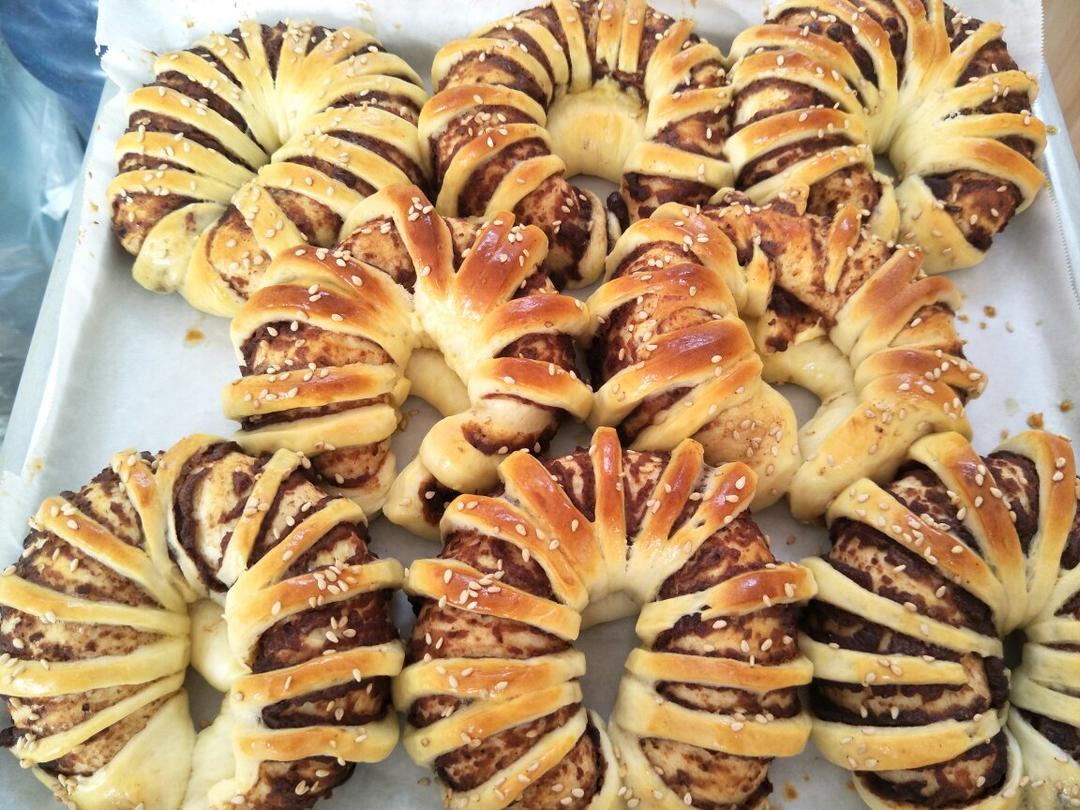 松软可口的红豆沙面包卷