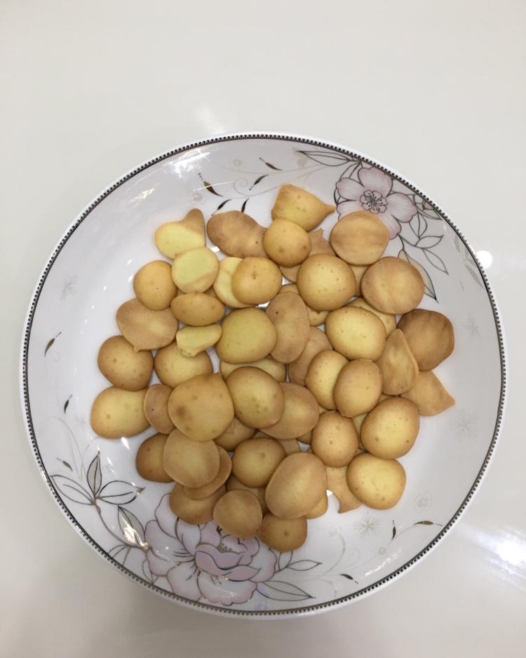 开心的小厨师做的鸡蛋小饼干