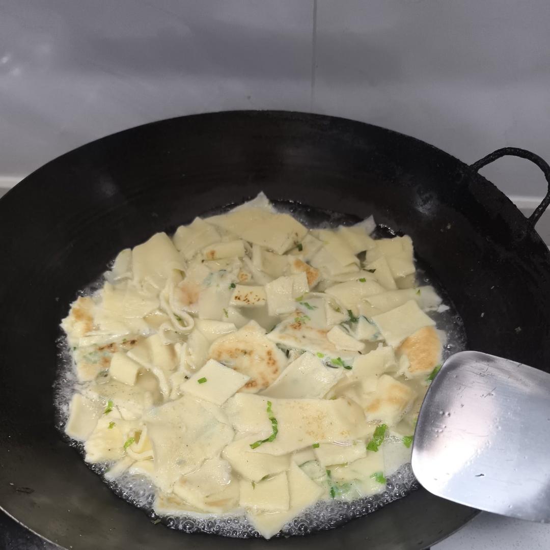 鸡蛋面饼汤