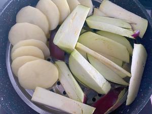 吃不胖的东北土豆拌茄子的做法 步骤1