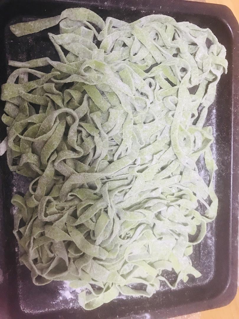 （菠菜）鸡蛋手擀面（附肉酱制作方法）