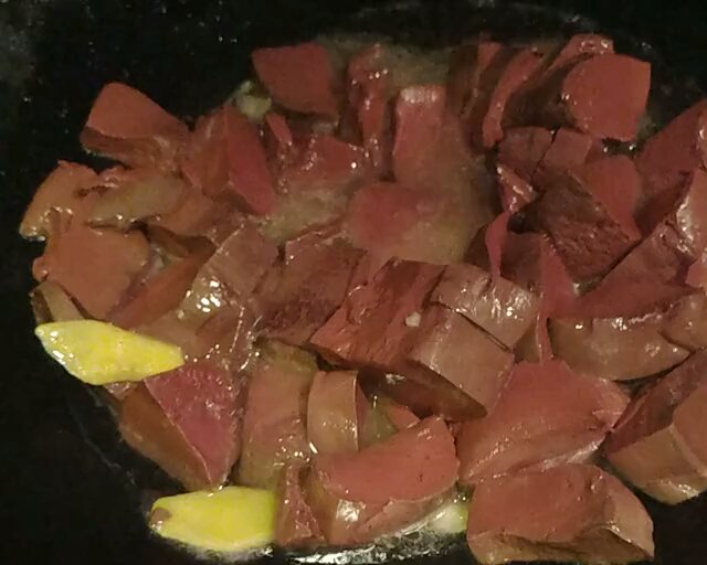 猪血炒韭菜，每周吃两三次，养胃补血，气色佳的做法 步骤3