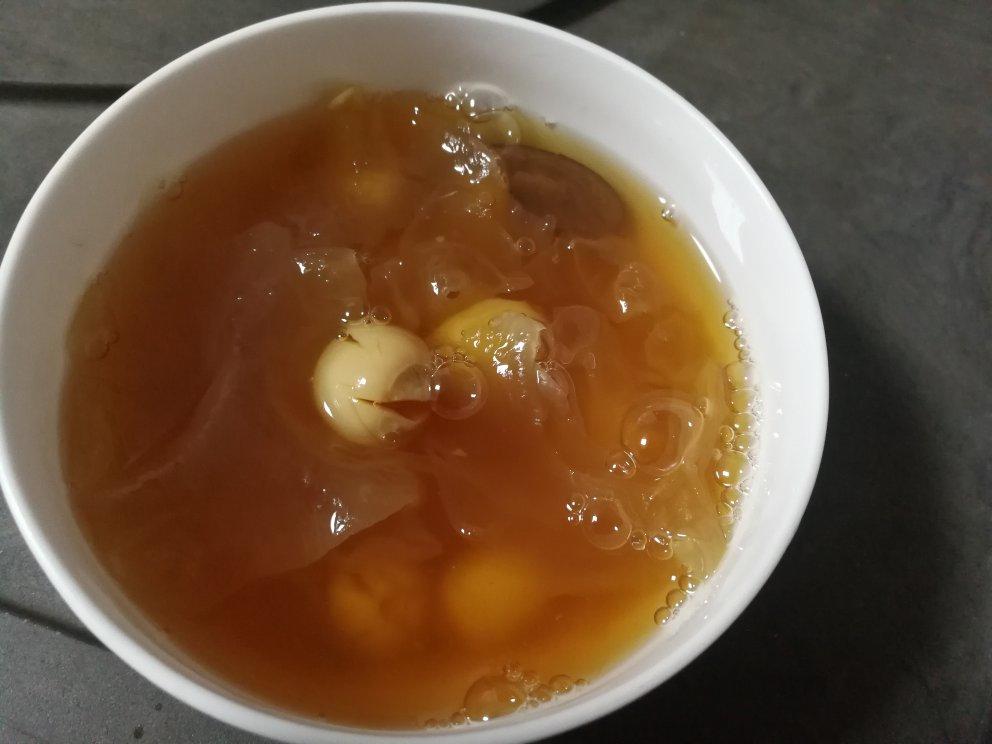 冰糖银耳莲子羹。（内附电饭煲做法）