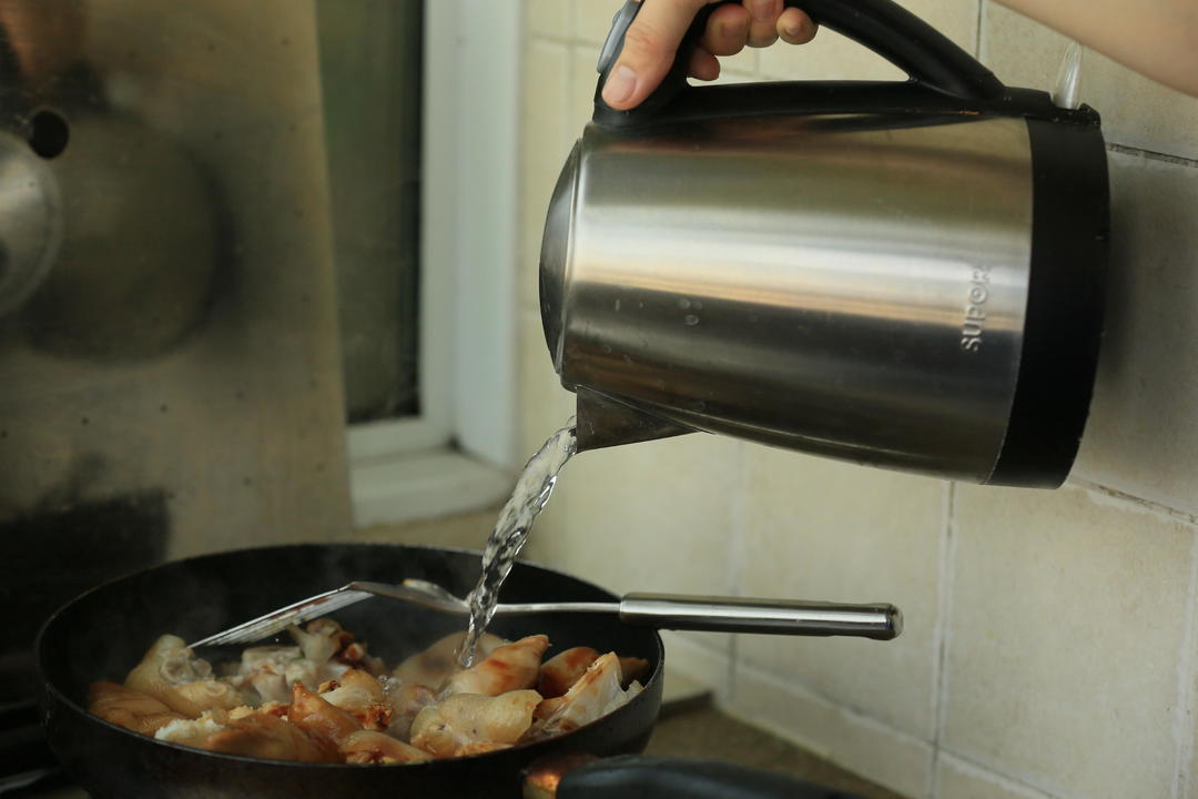 【一道菜解决一顿饭】台式豆角干炖猪蹄的做法 步骤6