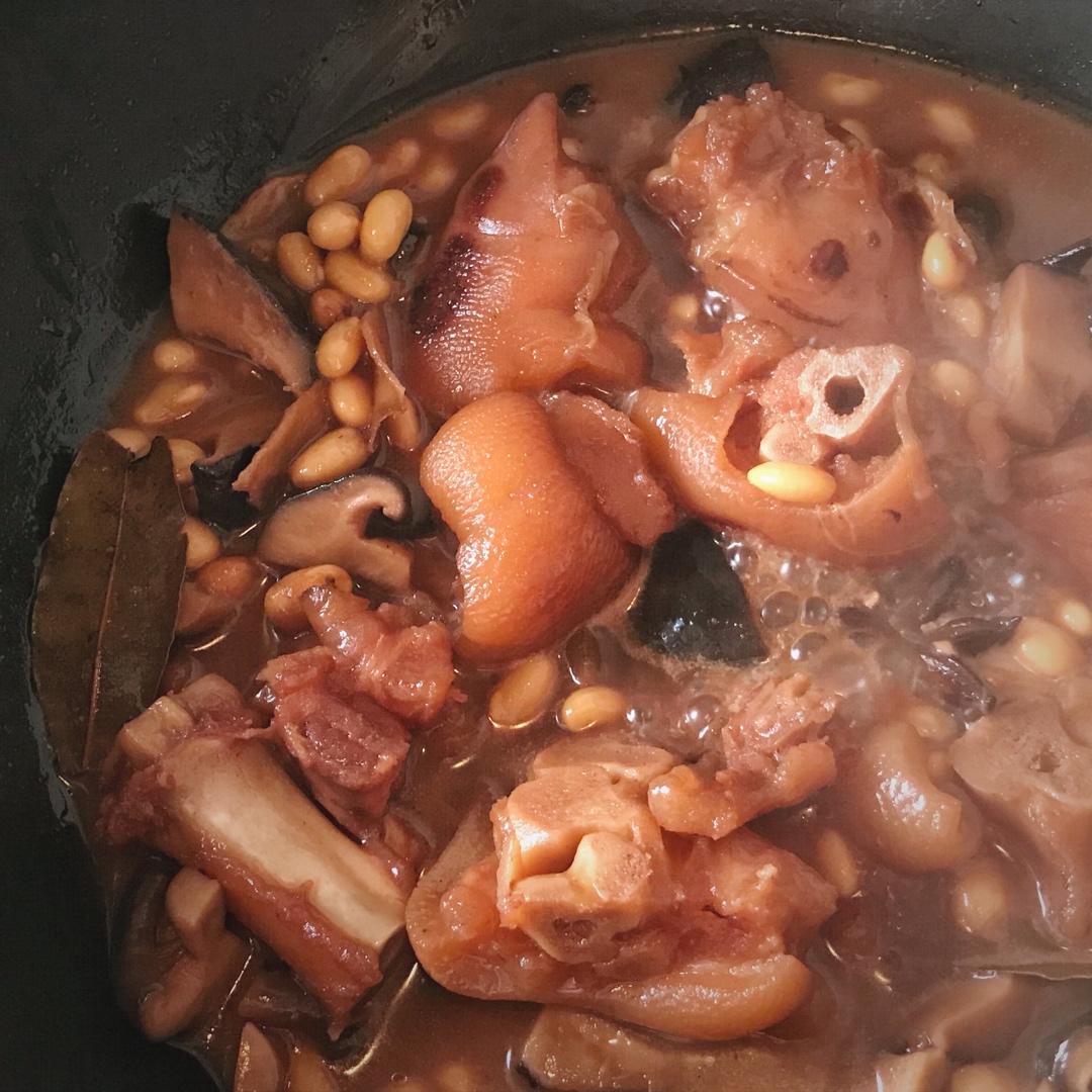 抹嘴的酱焖黄豆猪蹄