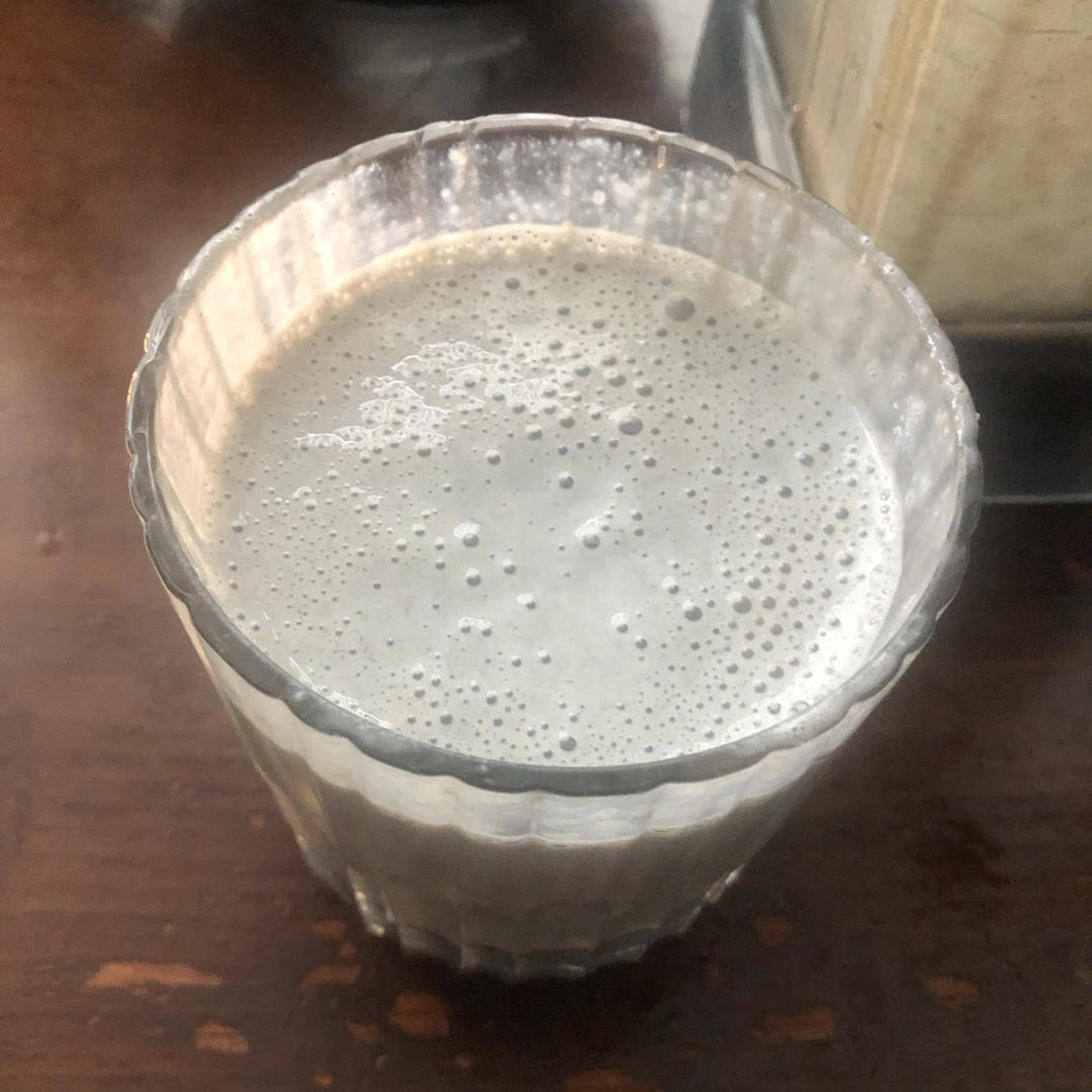 香蕉麦片黑芝麻奶昔