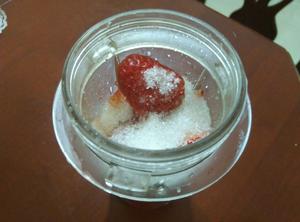 [自制健康饮料][快手甜品]草莓/桑葚/芒果奶昔的做法 步骤3