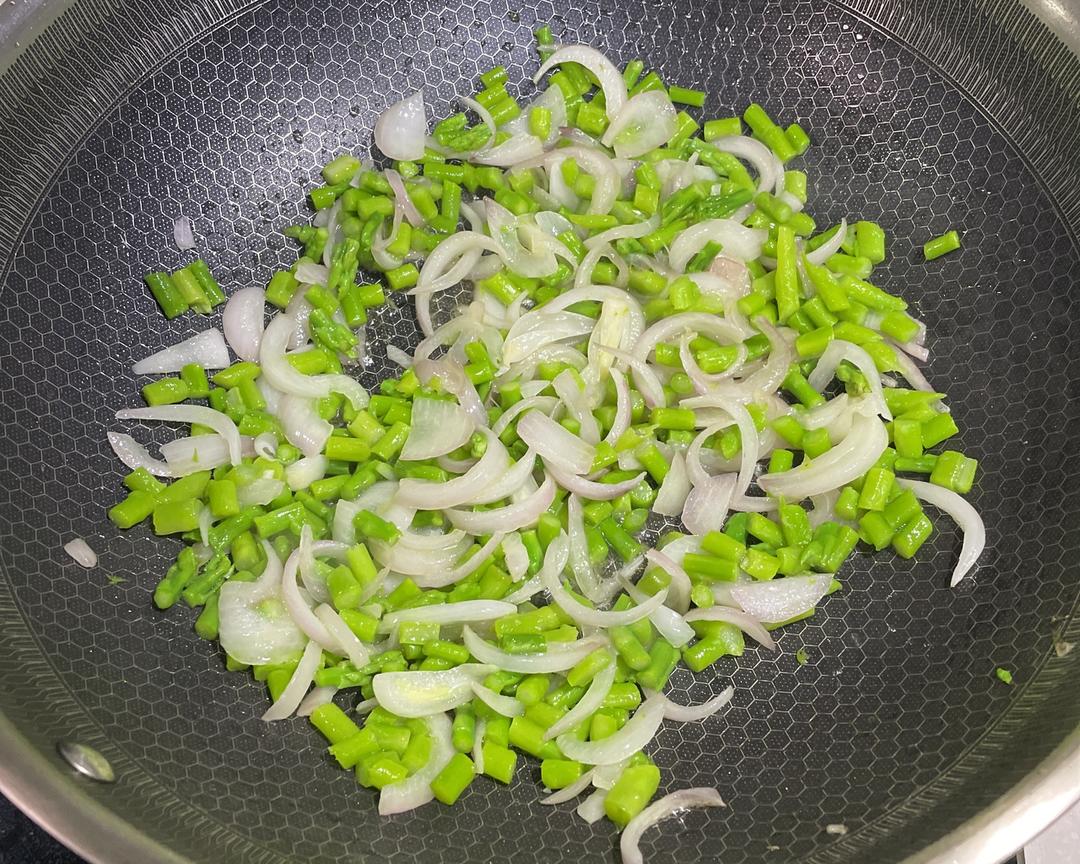 极简版芝士肥牛炒饭/芝士肥羊炒饭——中式一日三餐（一百五十九）的做法 步骤2