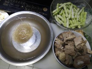 土豆豆角玉米排骨炖粉条(东北农村菜简单做法)的做法 步骤1