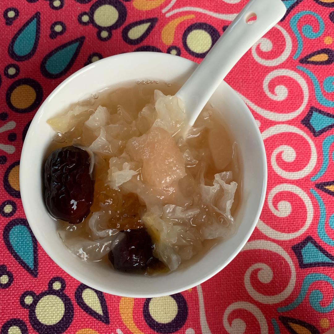 桃胶银耳雪梨羹