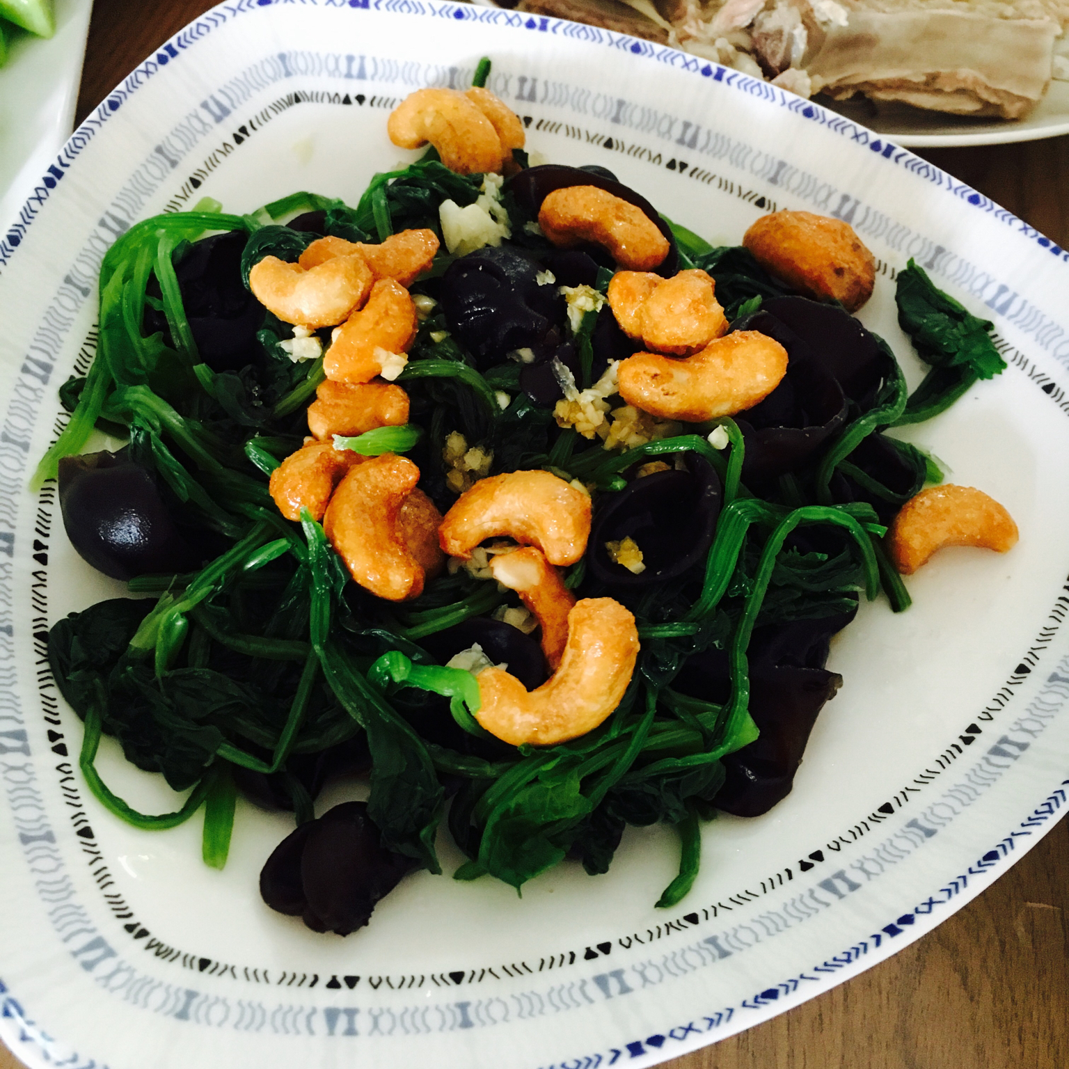 果仁菠菜拌木耳