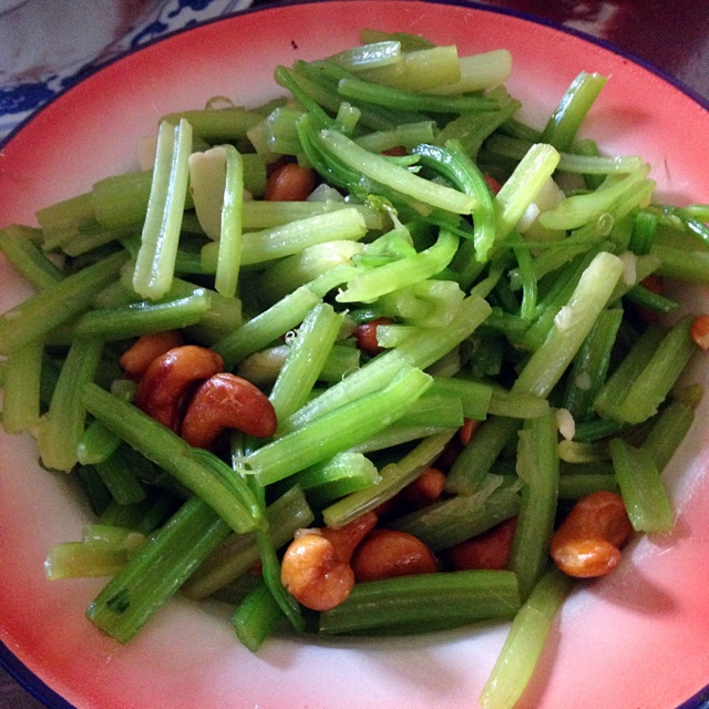 腰果西芹炒鸡丁