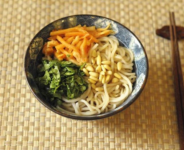 自制卤汁的纯素桂林米粉（Guilin Rice Noodles)