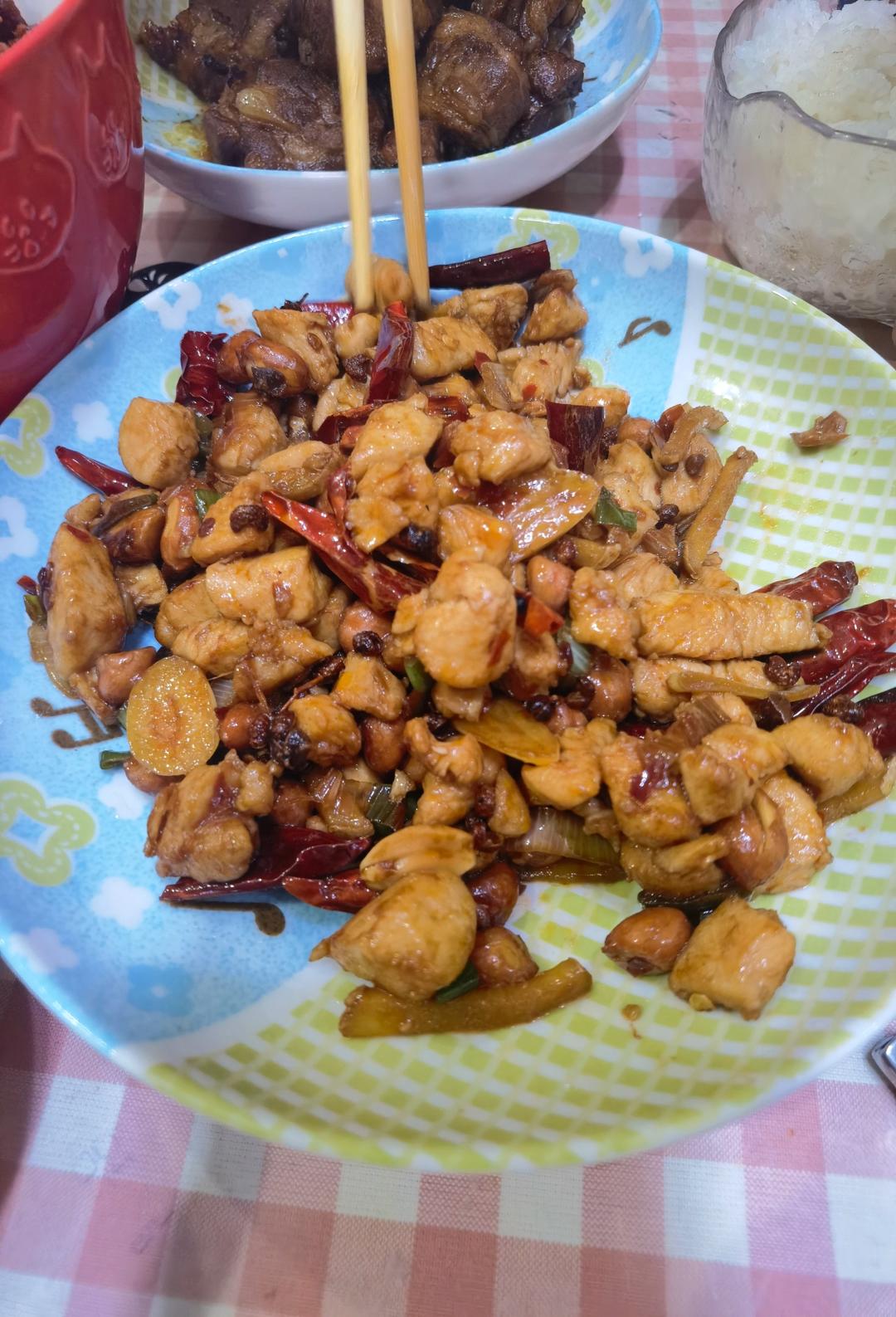 〈宫保鸡丁〉，小时候最爱的菜之一，郫县豆瓣酱版。欣小厨 😉