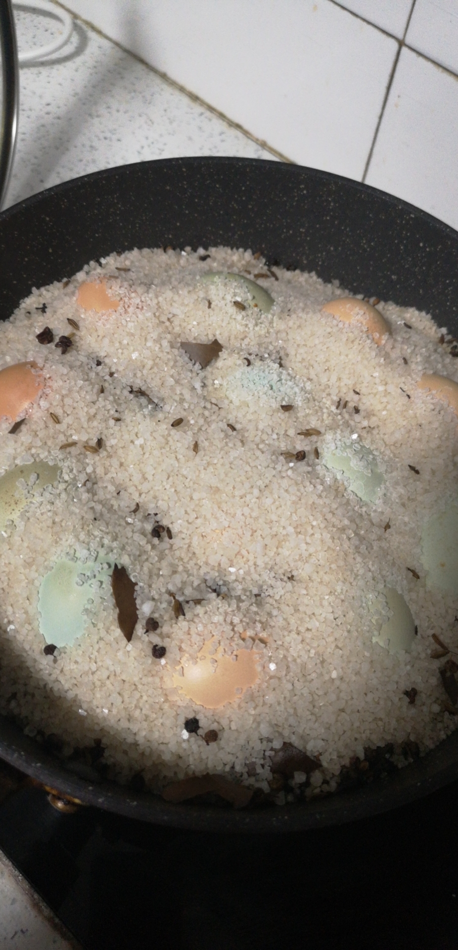 盐焗五香鸡蛋的做法 步骤7