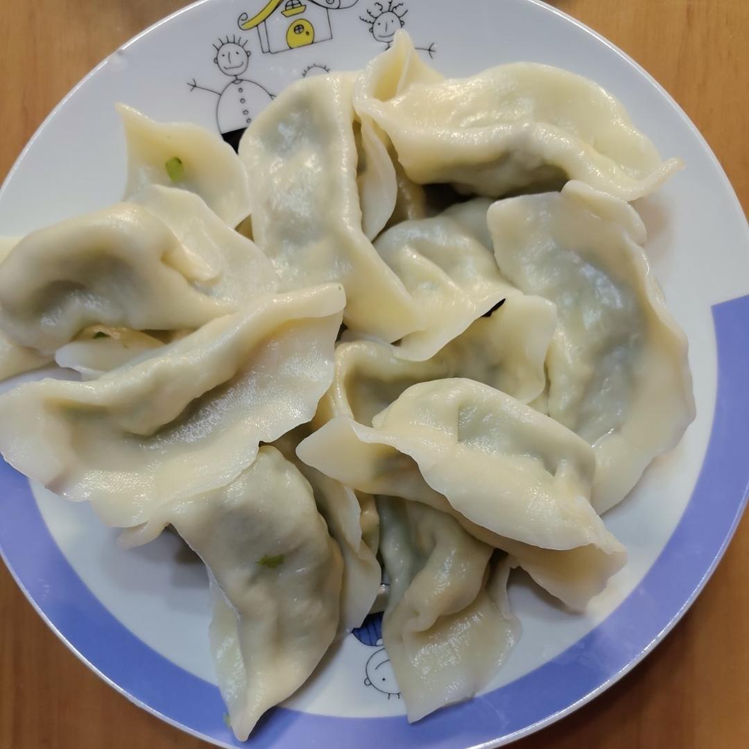私家秘制芹菜虾仁素饺子，微辣口感你猜猜来自什么？