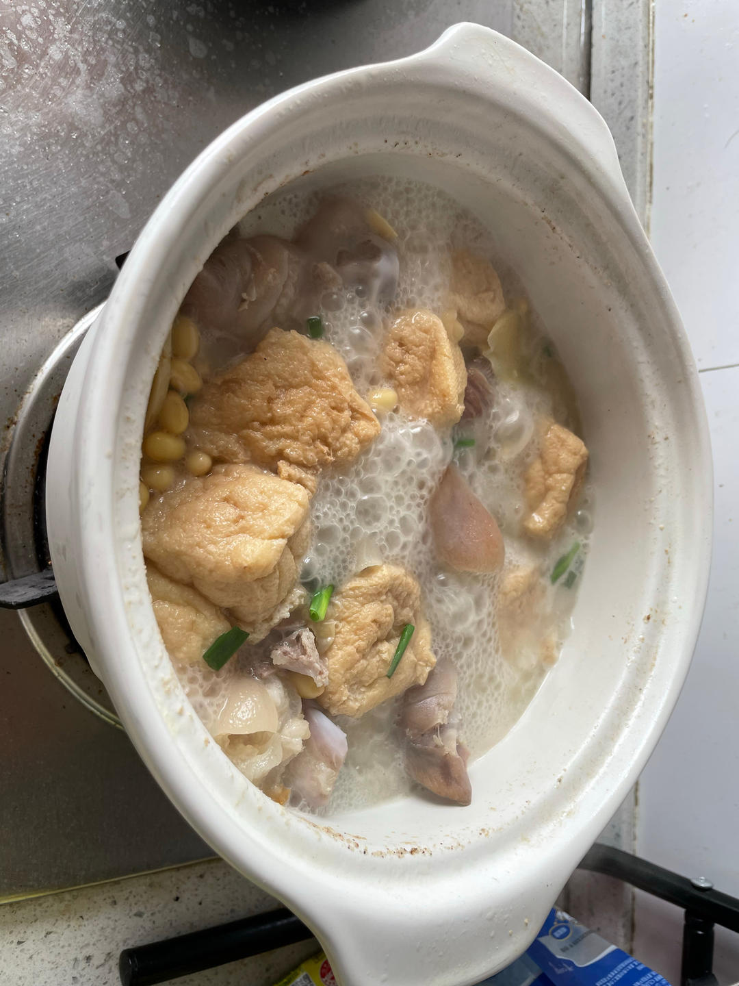 孩子爱喝的黄豆炖猪蹄，清香不油腻，先煎后炖才能软糯弹牙