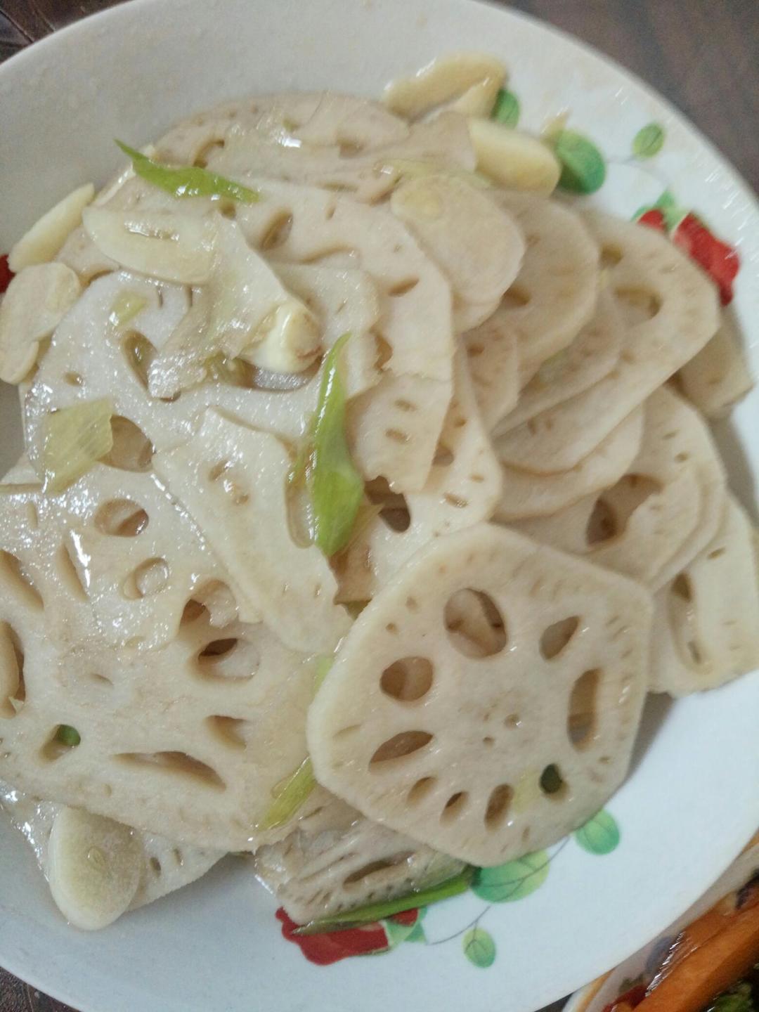 清炒藕片 晴天5210做的清炒藕片 莲藕,糖,盐,葱,辣椒