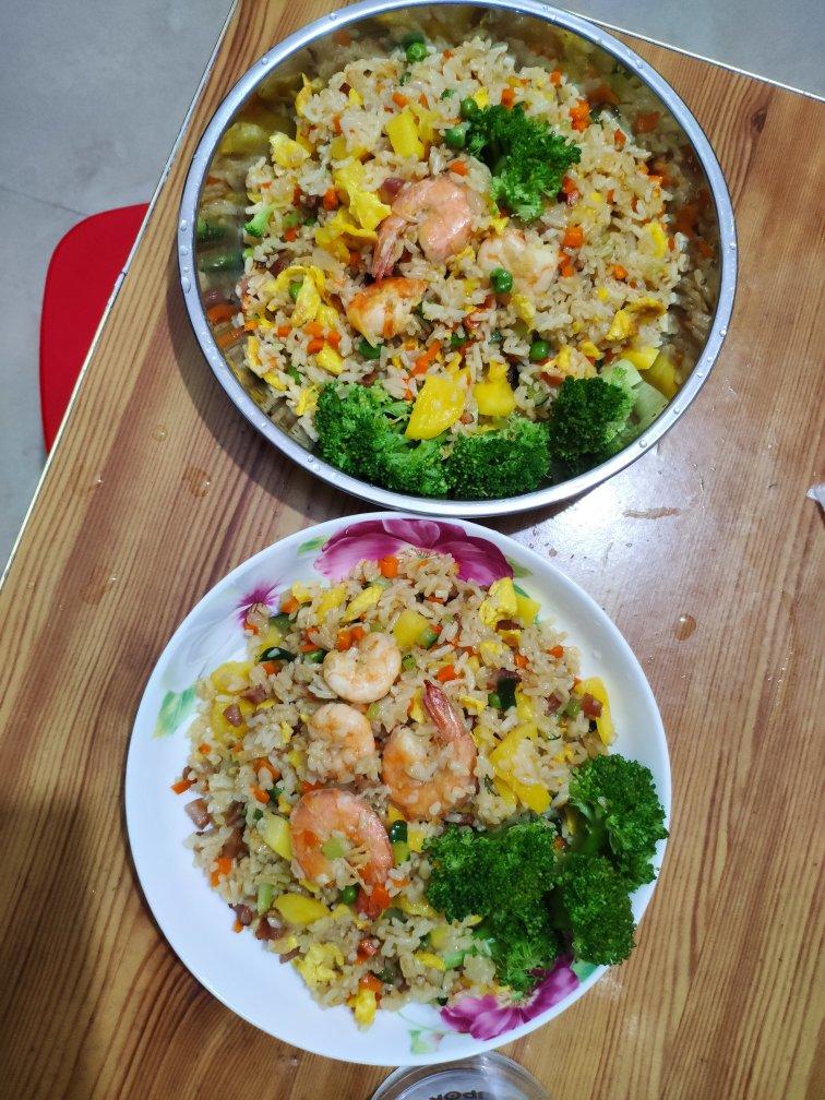 虾仁菠萝炒饭