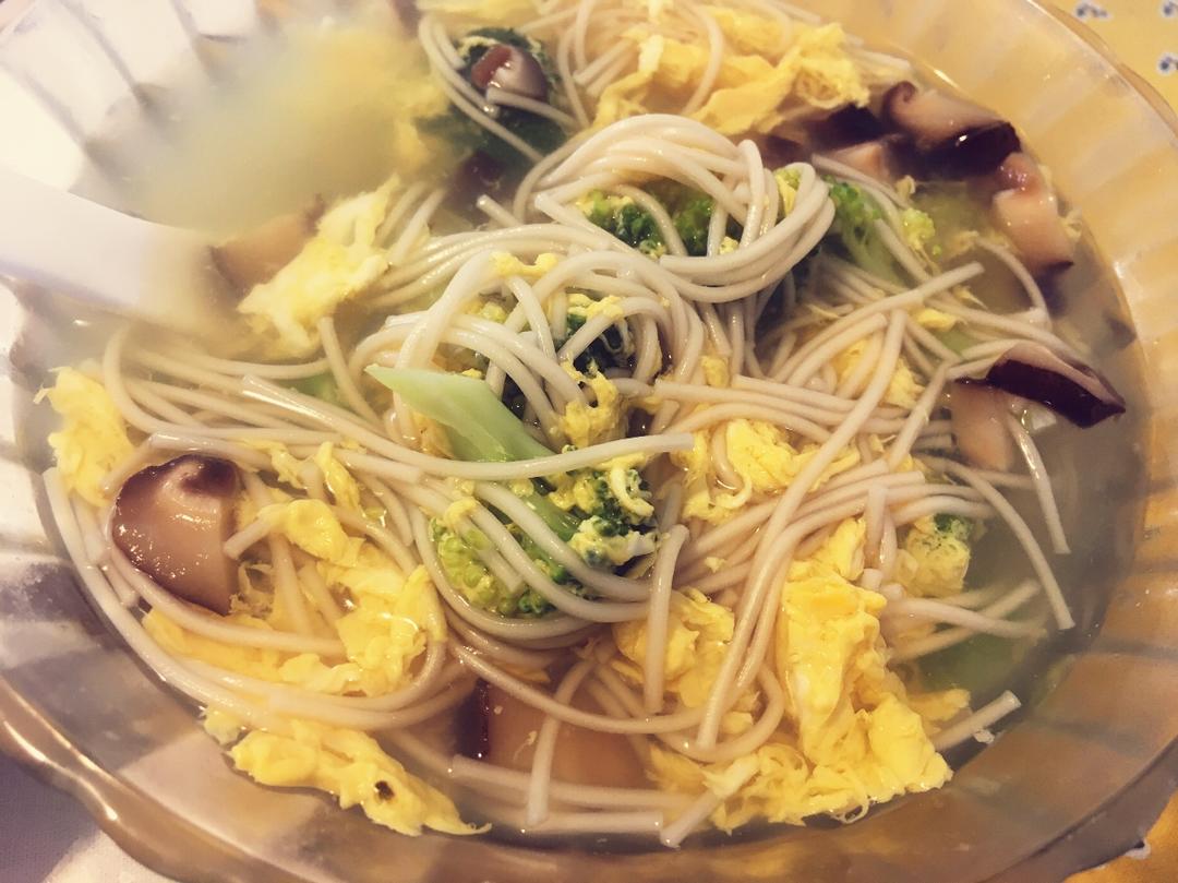 西蓝花鸡蛋鲜虾面条