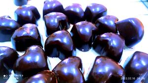 【自制无糖（纯天然代糖）巧克力系列】（之一）适合零基础的人能够看懂黑巧克力从原料到成型的全过程。告诉你自由调配各种黑巧的配方比例；附有65幅图片及视频讲解。的做法 步骤55