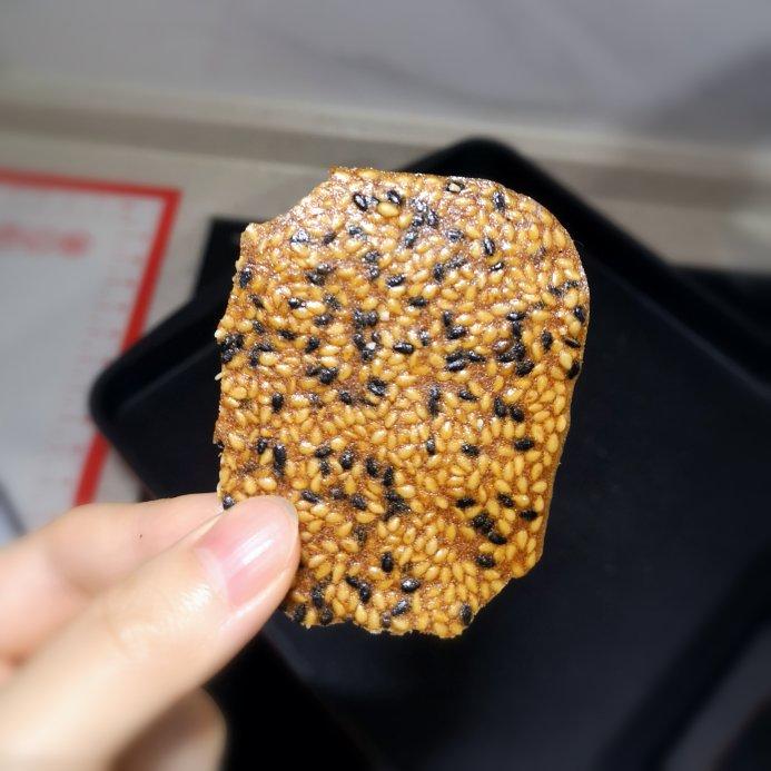芝麻薄脆饼干，一步操作，超级简单