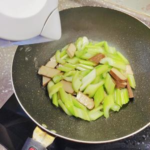 芹菜炒鸡蛋干的做法 步骤6