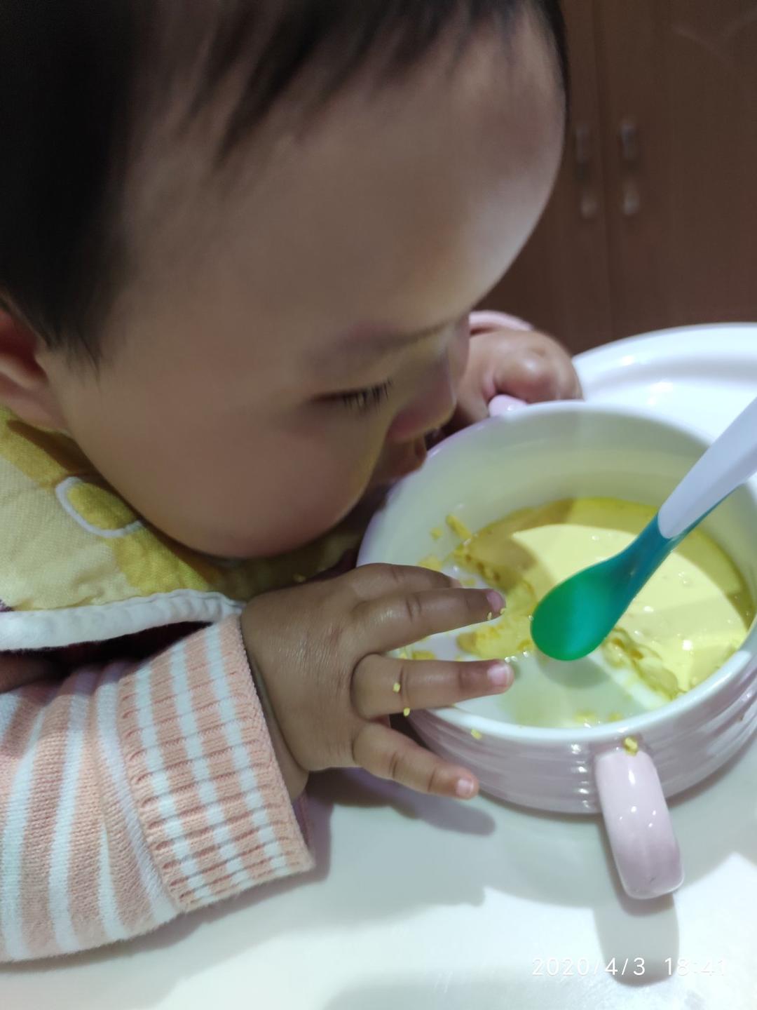 宝宝7个月辅食蛋黄蒸蛋