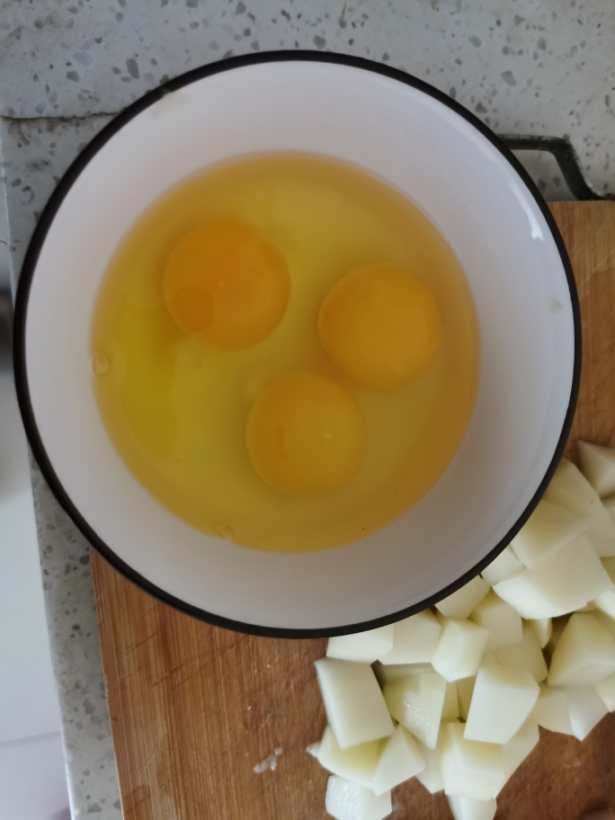 【4.9给孩子做晚餐】土豆咖喱鸡 蛋包饭的做法 步骤3