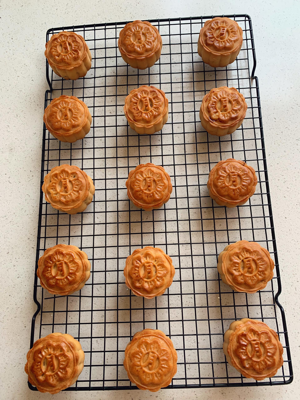 一天回油的五仁广式月饼
