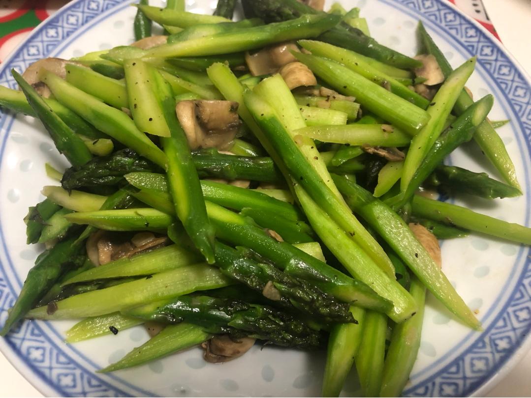 芦笋炒蘑菇