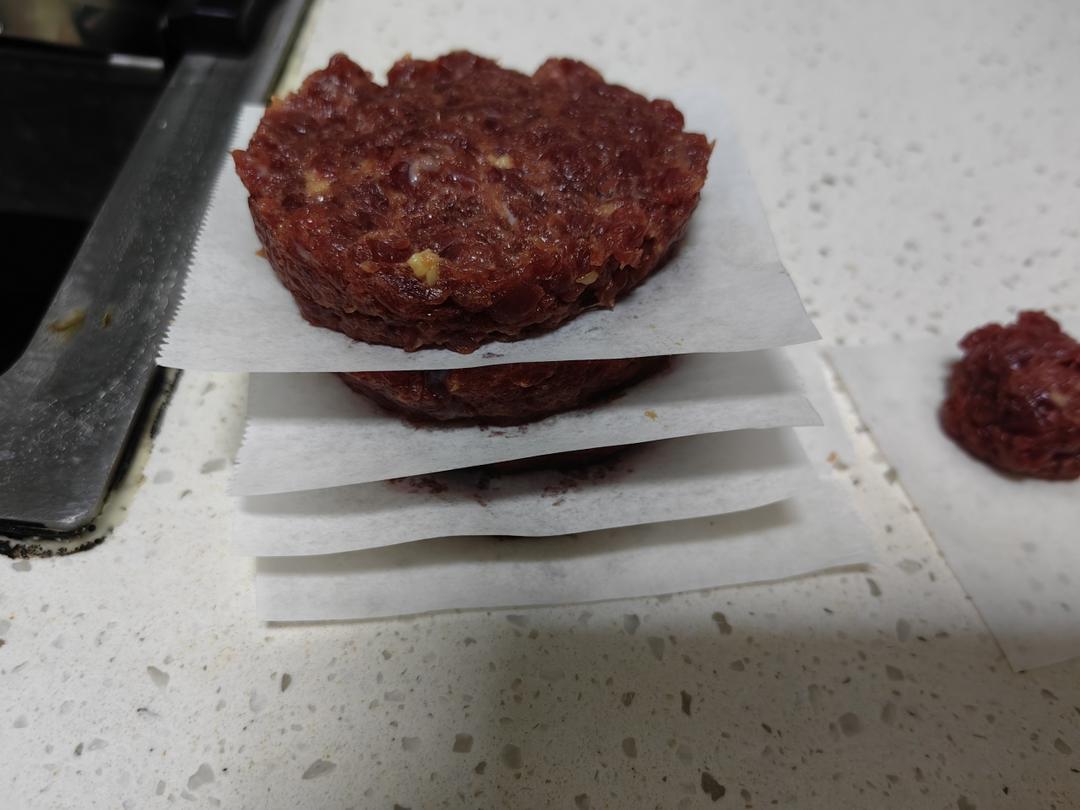 超级新鲜牛肉馅做的汉堡牛肉饼