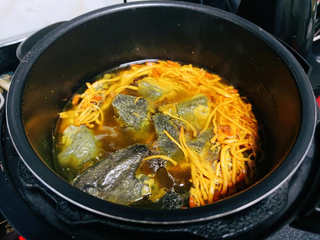 虫草花乌鸡汤