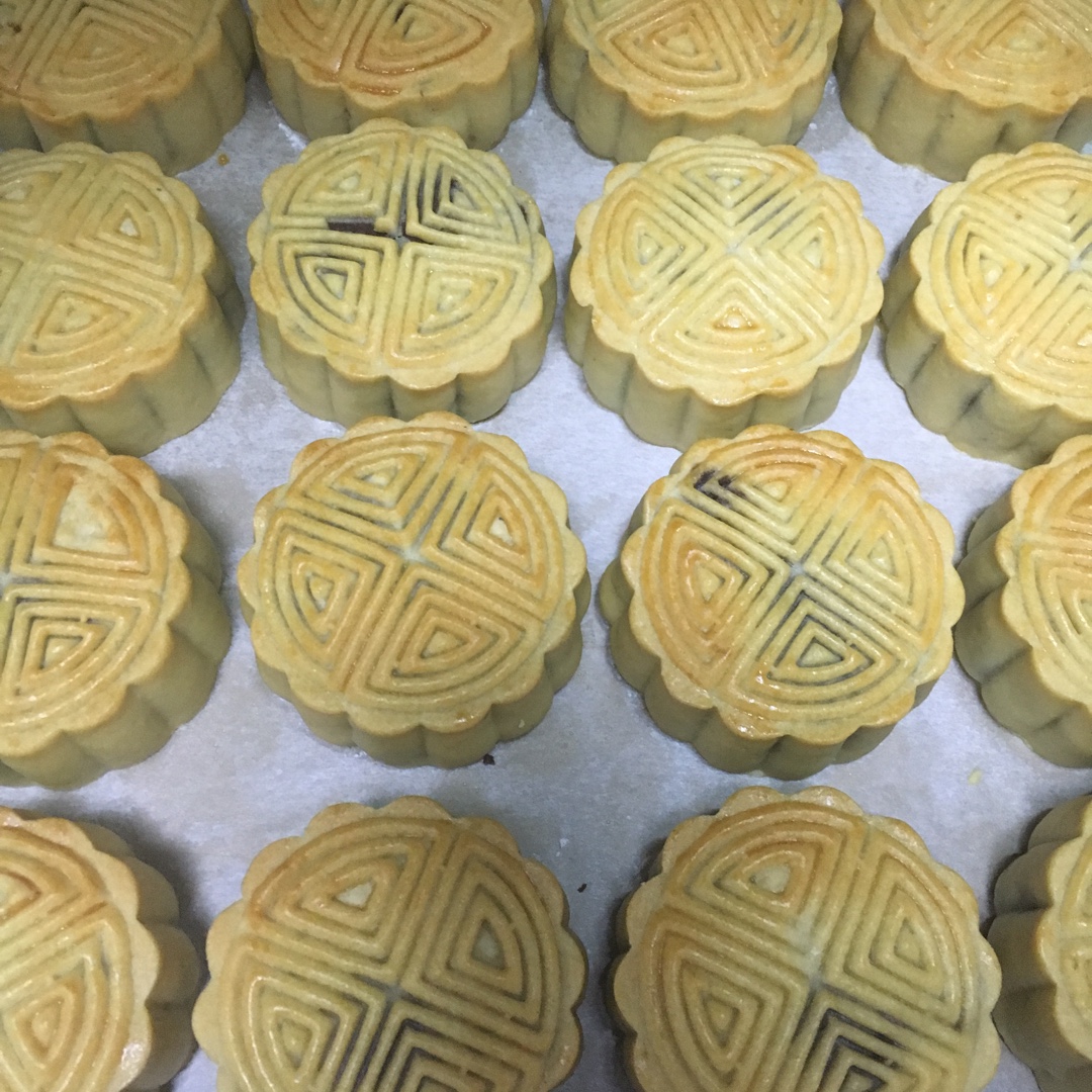 广式月饼－－蛋黄豆沙月饼