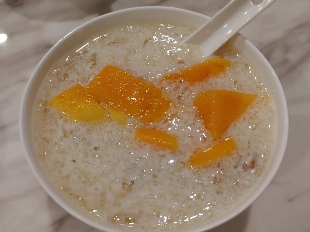 桃胶雪燕皂角米炖牛奶