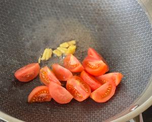 酸汤番茄肥牛乌冬的做法 步骤7