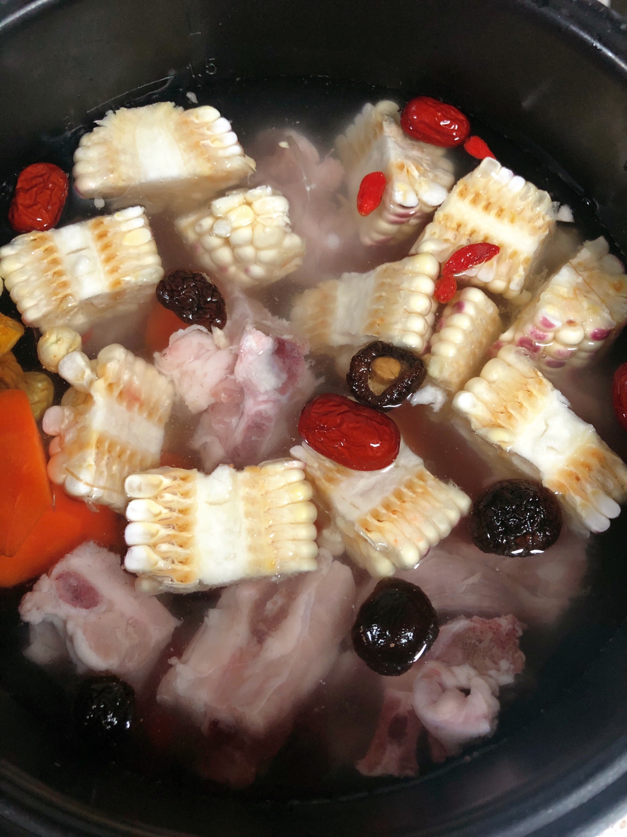 快手养生汤煲：香菇姬松茸干贝排骨汤的做法 步骤3