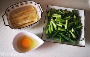 蒜苔鸡蛋炒腐竹的做法 步骤1