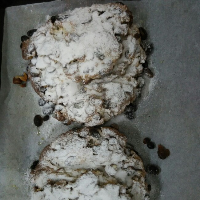 口感介于面包和蛋糕之间的我在烘培界的真爱--馅料丰富，圣诞必撸，不会撸就不配做德国老祖母的史！多！伦！！ Stollen！！