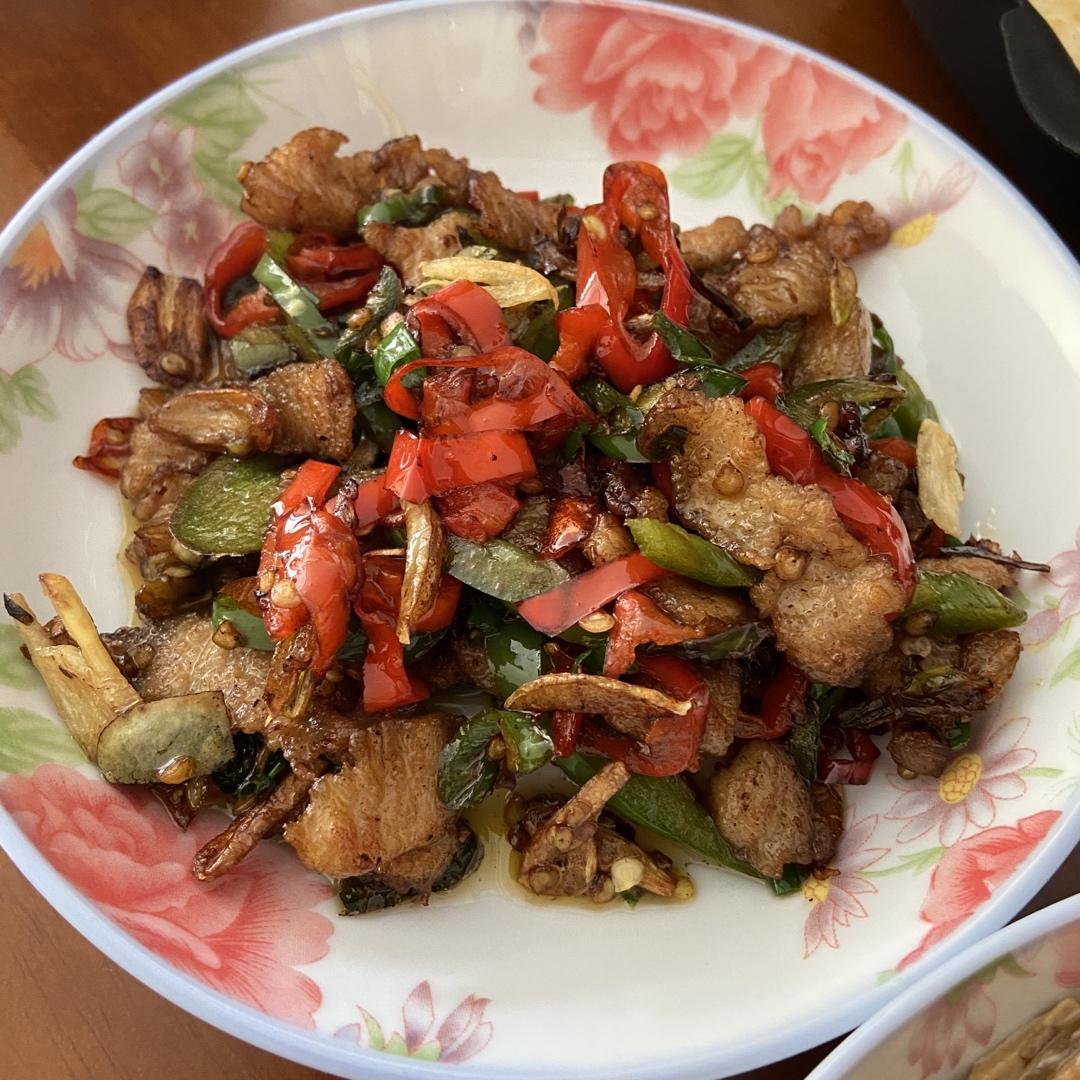 家常青椒干煸五花肉