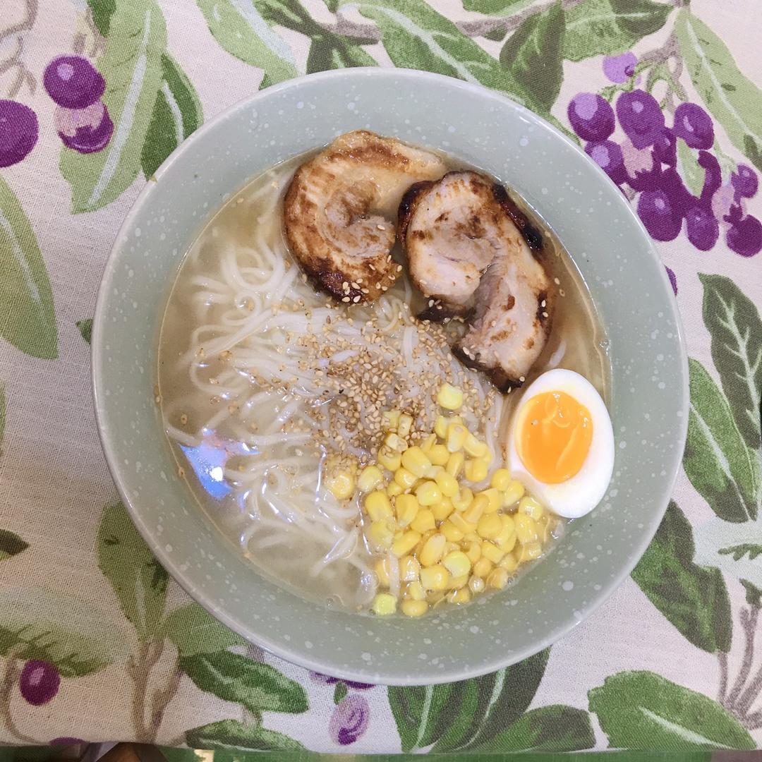 日式豚骨汤拉面