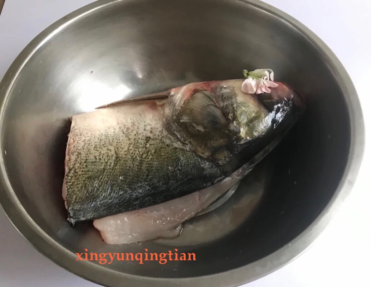 鱼头汤（鱼头豆腐时蔬汤、味鲜汤白有窍门)的做法 步骤1
