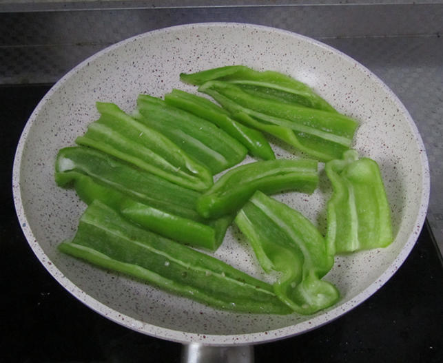 清晨小炒-八宝豆豉版虎皮尖椒的做法 步骤2
