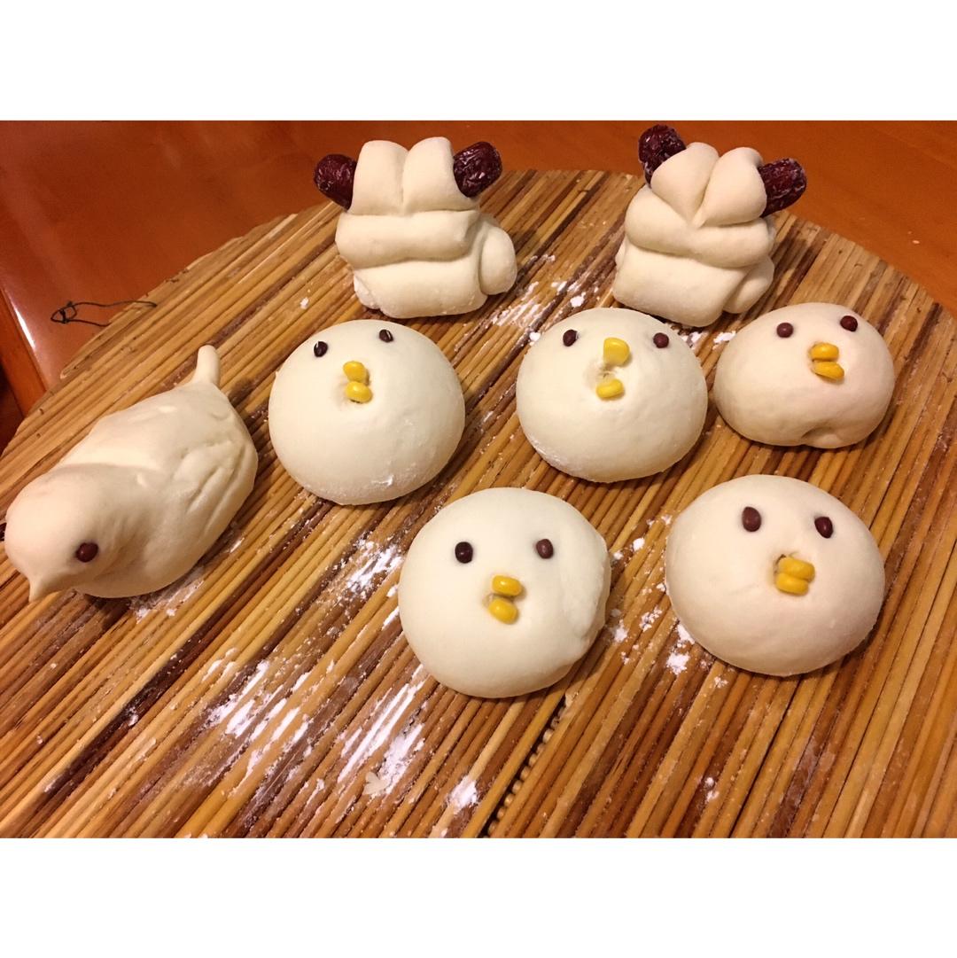 馒头。小黄鸡面包。超可爱羞涩。